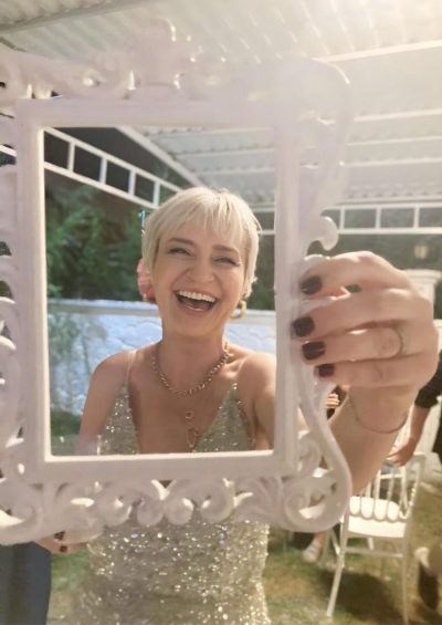 Vera the red-lipped window-woman